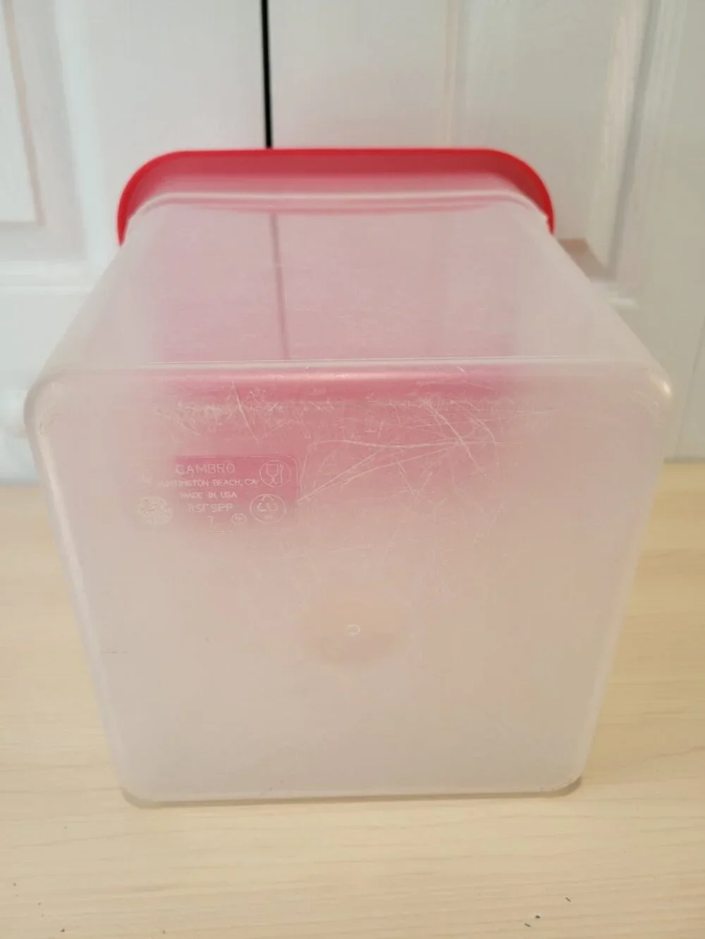 Cambro CamSquare 7.5-Quart Translucent Food Storage Container w/ Red Lid